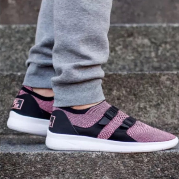 Nike men's air sockracer flyknit running shoe Clearance